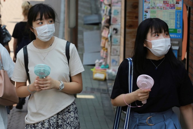 5일 마스크를 쓴 일본 도쿄 행인들의 모습. AP/뉴시스