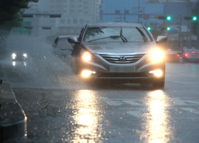 중부지방을 중심으로 국지성 호우가 계속되는 가운데 2일 서울 문래동 사거리에서 갑작스런 폭우가 쏟아지고 있다. 사진=뉴시스