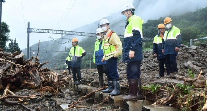 손병석(오른쪽 두번째) 한국철도 사장이 3일 오후 중부지역 집중호우로 선로 토사유입 피해가 발생한 충북선 삼탄역을 방문해 수해복구현황을 점검하고 있다. 사진=뉴시스