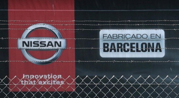 닛산의 스페인 바르셀로나 3공장 철책 안에 보이는 닛산로고. 사진=로이터