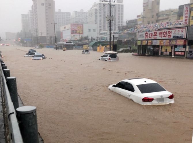 충남 천안시와 아산시에 폭우가 쏟아진 지난 3일 천안 삼일아파트 인근 충무로 사거리에 차량들이 침수됐다. 사진=뉴시스