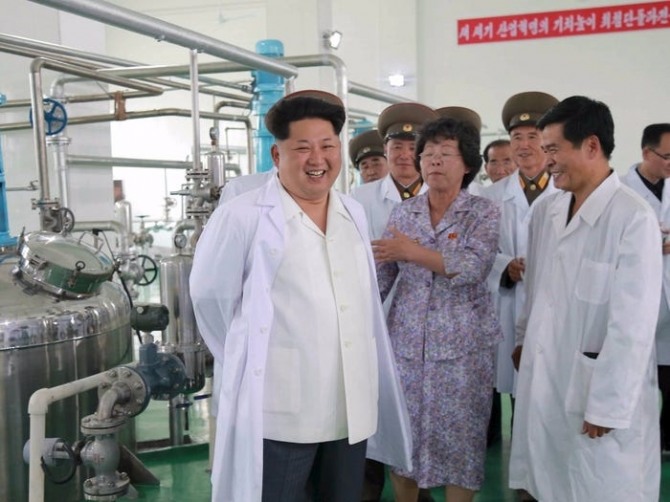 북한 김정은이 2015년 6월 평양 바이오연구소를 방문해 지도하면서 웃고 있다. 사진=조선중앙통신