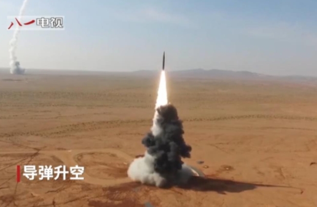 중국군이 탄도미사일 ‘둥펑-26’을 시험발사하는 모습. 사진=81 TV 캡처