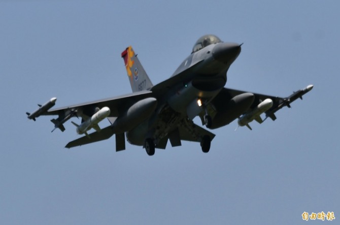암람 중거리 공대공 미사일과 하푼 대함 공대함 미사일로 무장한 대만의 F-16 전투기. 사진=대만자유시보