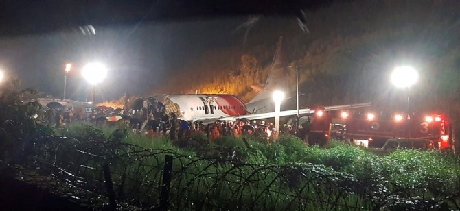 7일(현지시간) 인도 케랄라주 캘리컷 국제공항에서 에어인디아 익스프레스 여객기가 착륙하려다 사고를 당했다. AP/뉴시스