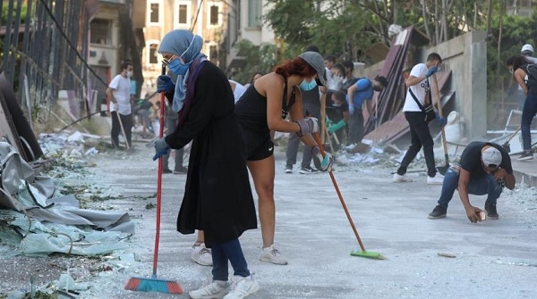 레바논 베이루트 시내에서 자원봉사자들은 베이루트항 폭발사고 이후 거리청소를 하고 있는 모습. 사진=로이터