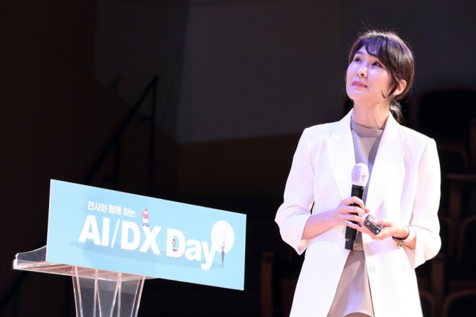 김채희 KT AI/빅데이터사업본부장 상무가 AI/DX 데이에서 'AI·빅데이터 사업현황 및 추진방향'에 대해 발표하고 있다.사진=KT