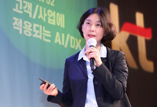 한자경 KT 인더스트리 AI플랫폼 TF장 상무가 AI/DX 데이에서 '산업용 AI 기반의 DX 추진사례'에 대해 발표하고 있다.