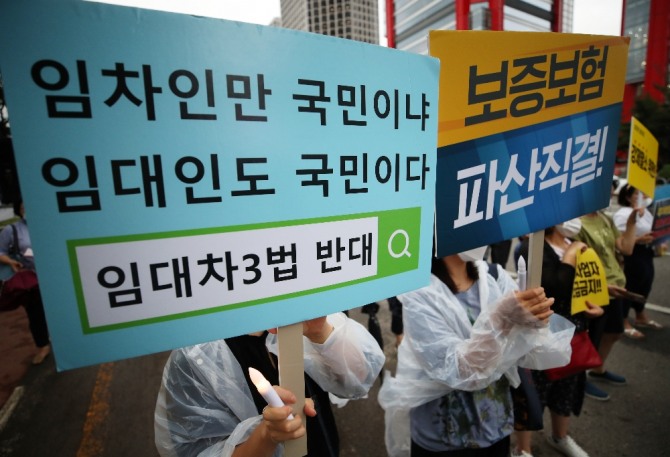 부동산악법저지 국민행동 회원들이 8일 오후 서울 여의대로 일대에서 부동산 대책과 관련 정부를 규탄하는 집회를 하고 있다. 뉴시스