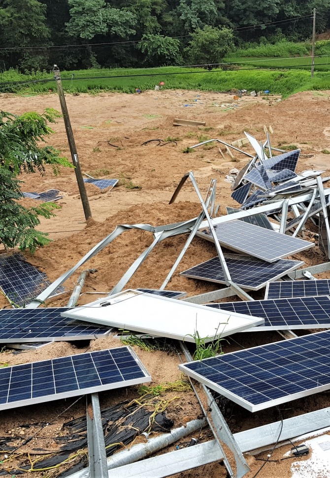 충북 제천 산비탈에서 설치됐던 태양광발전설비가 최근 내린 큰 비로 8일 무너져 있다. 사진=뉴시스