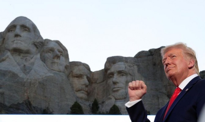 지난달 3일(현지시간) 미국 사우스다코타주 러시모어 산 역대 미국 대통령 조각상 앞에서 열린 독립기념일 행사에 참석한 도널드 트럼프 대통령이 포즈를 취하고 있다.