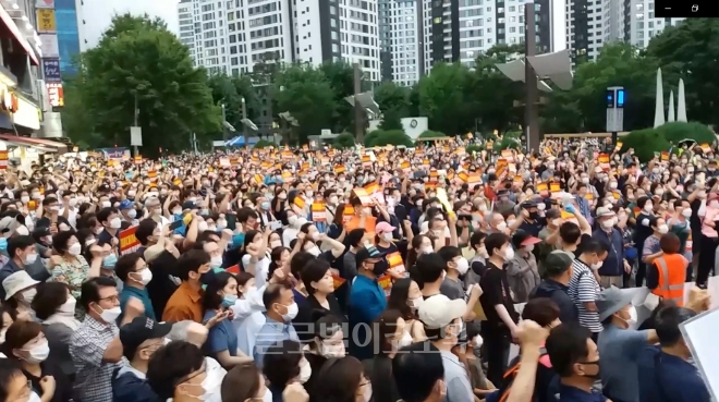 8월 8일 오후 경기 과천시 과천중앙공원 분수광장에서 과천시민들이 정부의 수도권 주택공급대책에서 정부과천청사 유휴부지를 제외할 것을 촉구하는 시위를 벌이고 있다. 사진=김철훈 기자 