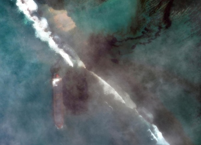 아프리카 인도양의 섬나라 모리셔스 해안에 일본 회사 소유 선박이 좌초해 막대한 기름 유출이 발생했다. 사진=로이터