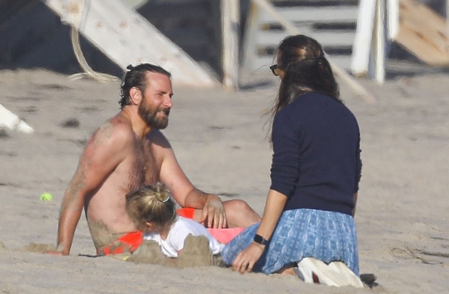 현지시간 4일 말리부 해변에서 포착된 제니퍼 가너와 3세 딸을 동반한 브래들리 쿠퍼와의 데이트 모습.