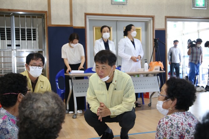 장석웅 전남도교육감이 지난 7일부터 전남 도내 전역에 쏟아진 폭우로 피해를 입은 교육 현장을 살피고, 피해 주민과 교육가족을 위로하는 등 바쁜 현장행정을 소화했다. /전남도교육청=제공