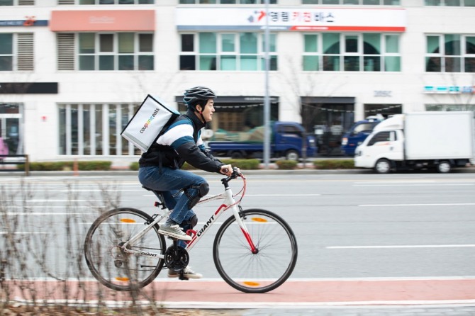 이커머스업계의 배달 시장 진출과 배달 공공 앱 등장으로 등으로 배달 시장이 요동치고 있다. 사진은 쿠팡의 '쿠팡이츠' 서비스 모습. 사진=쿠팡