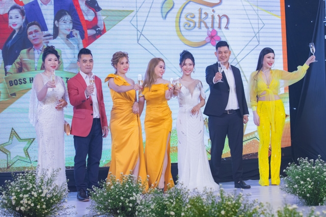 한국 화장품 브랜드 '티스킨'의 베트남 공식 브랜드 소개 행사에서 관계자들이 사진을 찍고 있다. 사진=자딘