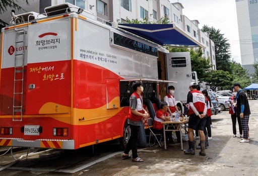 유통업계가 지난 7월 말부터 8월 10일 현재까지 수재민 구호와 지역 사회 원조에 힘을 쏟고 있다. 사진=롯데그룹