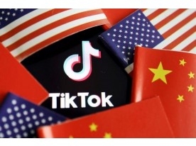 미국성조기와 중국 오성홍기안에 놓여있는 틱톡 로고, 사진=로이터