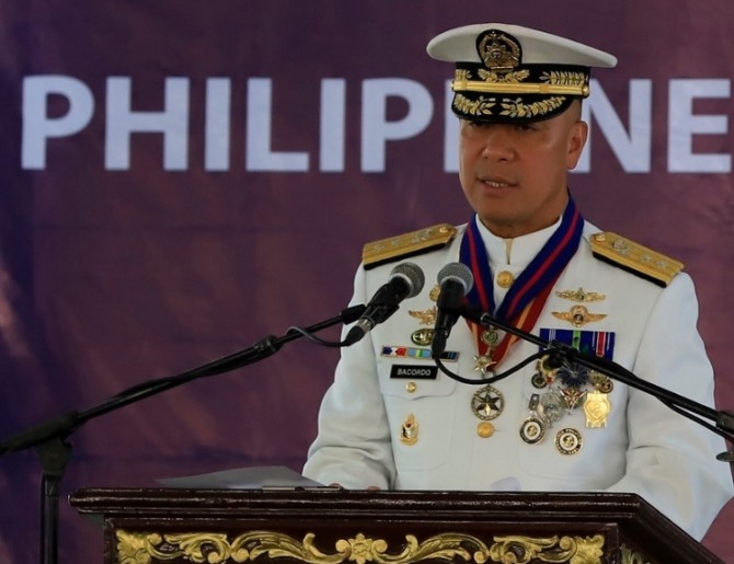 바코르도 필리핀 해군 제목이 지난 10일 열린 브리핑에서 안토니오 루나함 인도 일정이 연기 됐다고 발표하고 있다. 사진=필리핀 해군