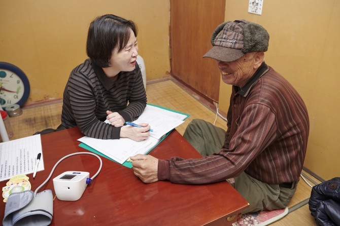 풀무원의 '시니어 바른 먹거리 교육'을 통해 전문 영양사가 식생활 상담을 진행하고 있다. 사진=풀무원