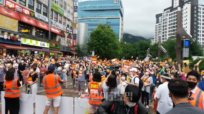 8월 8일 오후 경기 과천시 과천중앙공원 분수광장에서 과천시민들이 정부의 8.4 수도권 주택공급대책에서 정부과천청사 유휴부지를 제외할 것을 촉구하는 시위를 벌이고 있다. 사진=김철훈 기자 