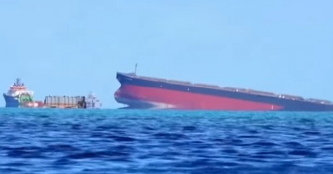 일본 미쓰이 OSK상선 소유의 벌크선 MV와카시오호가 섬나라 모리셔스 앞바다에 좌초돼 기름이 유출되는 사고가 발생했다. 사진=프랑스24 방송 캡처