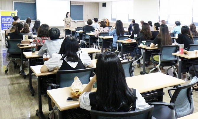 호남대학교 한국어교육원(원장 윤영)은 8월 12일 유학생들의 학업 성취도를 높이기 위해 한국어강사 35명을 대상으로 워크숍을 개최했다. / 호남대학교=제공