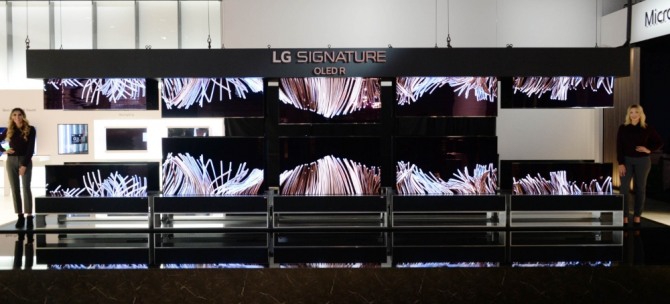 LG전자 모델들이 세계 최초 롤러블 올레드 TV 'LG 시그니처 올레드 R'를 소개하고 있다. 사진=LG전자 제공
