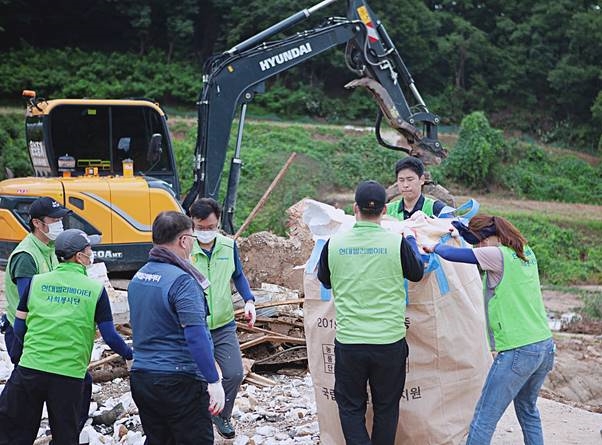 현대엘리베이터 임직원들이 13일 수해 피해를 입은 충주시 엄정면 행정마을과 주동마을을 찾아 토사 제거 등 복구작업을 펼치고 있다. 사진=현대엘리베이터