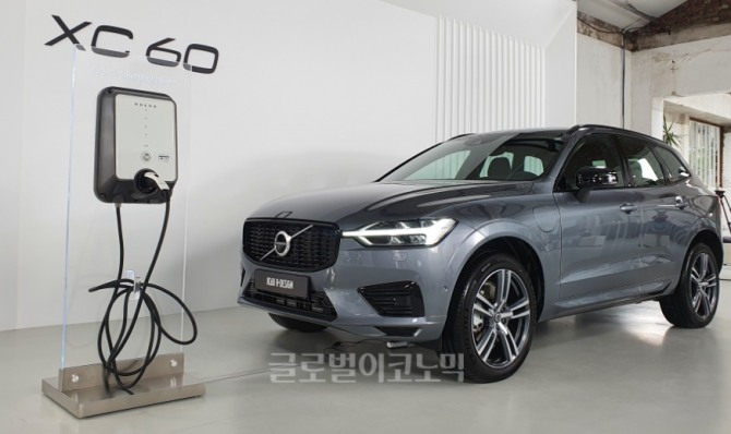 볼보자동차코리아가 13일 출시한 스포츠유틸리티차량(SUV) ‘XC60 T8 R-Design(디자인) 에디션’과 전용 충전기. 사진=글로벌이코노믹 성상영 기자