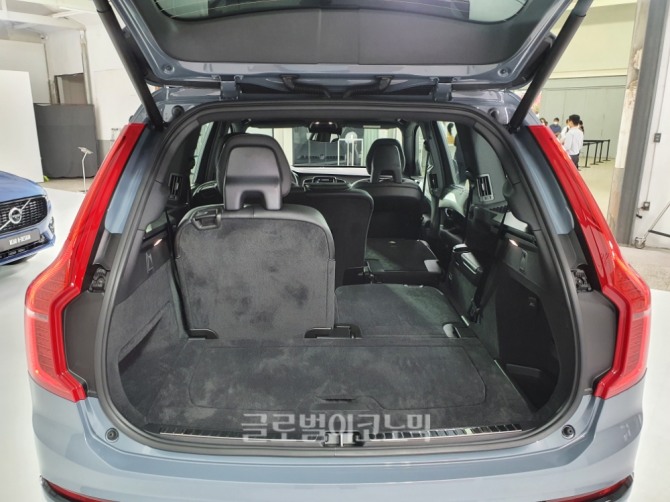 볼보자동차코리아가 13일 출시한 스포츠유틸리티차량(SUV) ‘XC90 T8 R-Design(디자인) 에디션’ 트렁크를 완전히 연 모습. 사진=글로벌이코노믹 성상영 기자