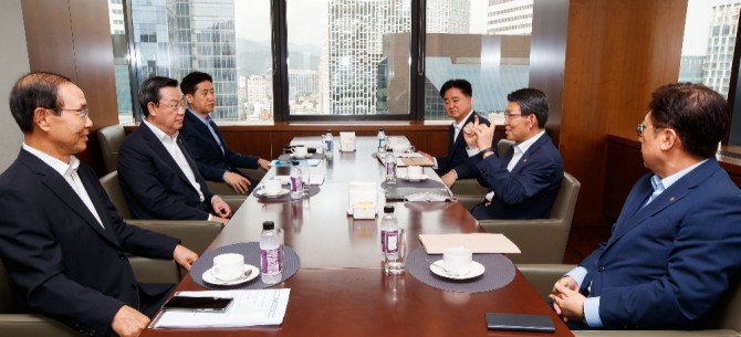 은성수 금융위원장이 12일 서울 중구 은행연합회에서 금융협회장들과 간담회를 하고 있다. (왼쪽부터 시계방향으로) 김용덕 손해보험협회장, 김태영 은행연합회장, 김주현 여신금융협회장, 신용길 생명보험협회장, 은성수 금융위원장, 박재식 저축은행중앙회장. 사진=금융위원회