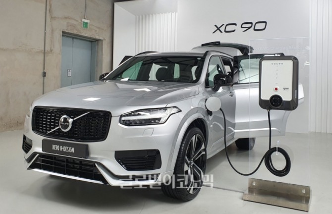 볼보자동차코리아가 13일 출시한 스포츠유틸리티차량(SUV) ‘XC90 T8 R-Design(디자인) 에디션’이 전용 충전기로 충전 중이다. 사진=글로벌이코노믹 성상영 기자