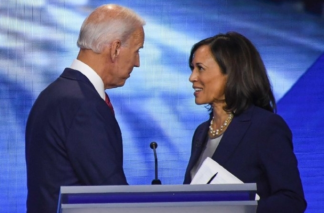 민주당 대통령 후보 조 바이든 (왼쪽)과 부통령 후보로 지명된 카멀라 해리스 상원의원(오른쪽).