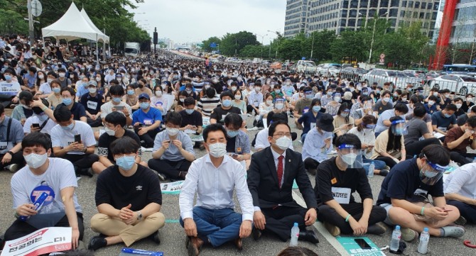 의료계가 정부의 의료 정책에 반발해 14일 집단휴진에 들어간다. 사진은 지난 7일 열린 '젊은의사 단체행동'의 모습. 사진=대한의사협회