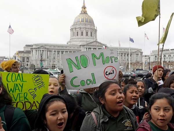 미 캘리포니아주 샌프란시스코 시청 앞에서 지난 2018년 학생들이 청정 에너지 사용을 촉구하는 시위를 벌이고 있다. [샌프란시스코(미 캘리포니아주)=AP/뉴시스] 