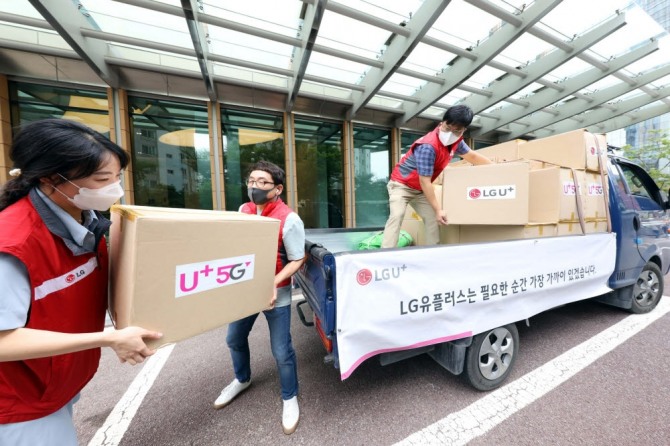 LG유플러스 직원이 위생용품과 스마트폰 보조배터리로 구성된 구호물품 키트 약 300개를 집중호우로 인한 피해 지역에 전달하기 위해 운송 트럭에 싣고 있다. 사진=LG유플러스