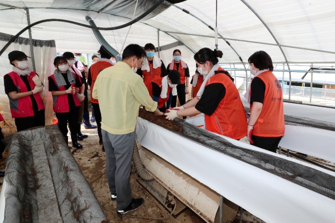 14일 김삼호 광주광역시 광산구청장이 임곡동 임곡마을, 동곡동 비닐하우스, 신창동 주택가 등 광산구 집중호우 피해지역 전역을 돌며, 복구 작업에 한창인 대구학교밖센터 회원, 광주제1전투비행단 군 장병, 자원봉사자들을 위문했다. /광주광역시 광산구=제공