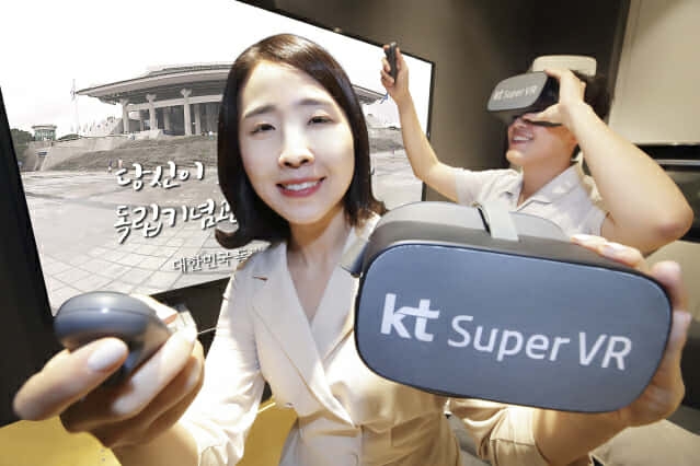 KT 모델들이 독립기념관 VR 영상 제공을 홍보하고 있다.  사진=KT 