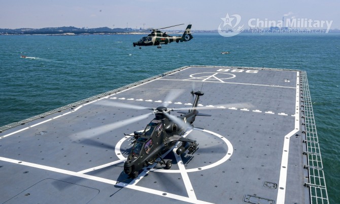 지난 3일 중국 해군 훈련 중 071형 상륙함 '이멍산'함 비행갑판에 중국군 공격헬기 Z-9 공격헬기와 WZ-10 공격헬기가 이륙하고 있다. 사진=차이나밀리터리