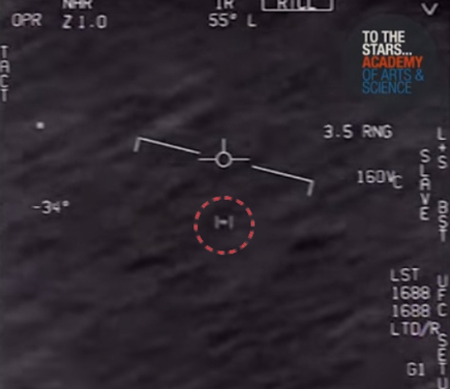 사진은 지난 6월 미 국방부가 공개한 UFO 동영상 3편 중의 한 장면.