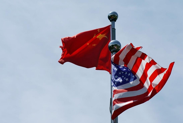 15일로 예정됐던 미국과 중국간 1단계 무역합의 이행상황을 검토하기 위한 회의가 연기됐다. 사진은 미국과 중국 국기. 사진=로이터