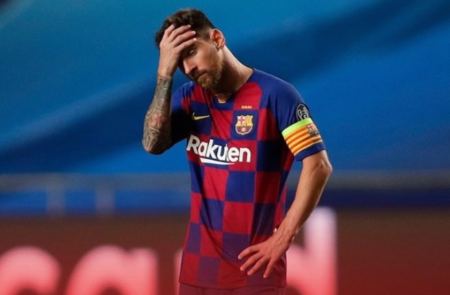 바이에른 뮌헨에 2-8이란 역사적 참패를 당한 후 낙담하는 바르셀로나의  리오넬 메시.