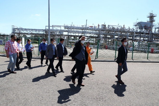 울산지역 산학관 관계자들이 한국석유공사 동해가스전 육상시설을 견학하고 있다. 사진=한국석유공사 