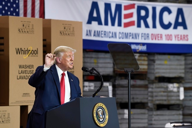 도널드 트럼프 미국 대통령이 6일(현지시간) 오하이오주(州 )클라이드 월풀 세탁기 공장을 방문해 연설하고 있다.  사진=뉴시스