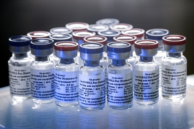러시아 모스크바 소재 니콜라이 가말레야 국립 전염병학 및 미생물학 센터에 백신이 진열돼 있다. AP/뉴시스