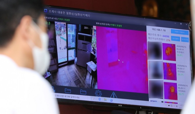 정부가 15일 신종 코로나바이러스 감염증(코로나19) 확산을 방지하기 위해 서울·경기 지역의 사회적 거리두기를 1단계에서 16일 0시부터 서울·경기 지역의 사회적 거리두기를 2단계로 격상하겠다고 발표했다. 사진=뉴시스