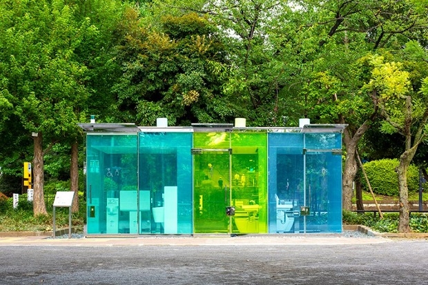 일본 도쿄에 등장한 투명화장실 모습. 사진=일본재단 캡처