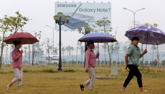 지난 2016년 10월 13일(현지시간) 베트남 북부 타이응웬에 있는 삼성전자 스마트폰 조립공장으로 현지 근로자들이 출근하고 있다. 사진=로이터